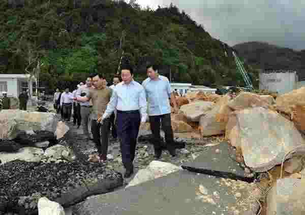 Bộ trưởng Trần Hồng Hà thị sát kiểm tra thiệt hại tại cảng Vũng Rô, ngay dưới chân Đèo Cả, tỉnh Khánh Hòa